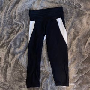 Black and white contoured leggings